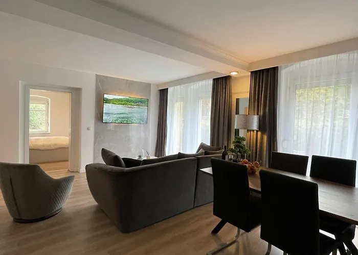 Stellas Monteurwohnungen דירה *